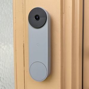 Nest-Doorbell-Battery-on-door-frame
